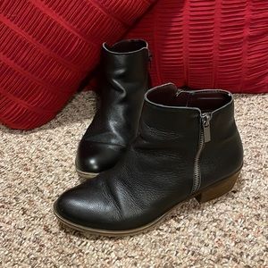 Size 8.5 womens black booties good condition